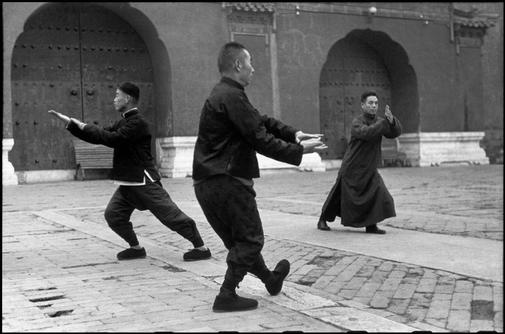 Wang Maozhai's Taiji class at Tai Miao 4 - Henri Cartier - Bresson
